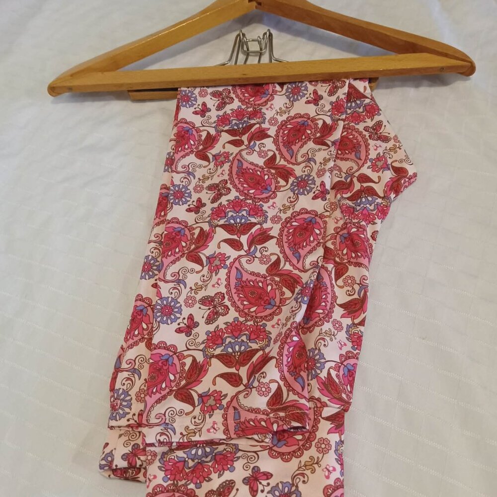Stretchy 3/4 legging with paisley design Small